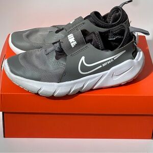Nike Kids Gray and White Flex Runner 2 Sneakers Size 1Y